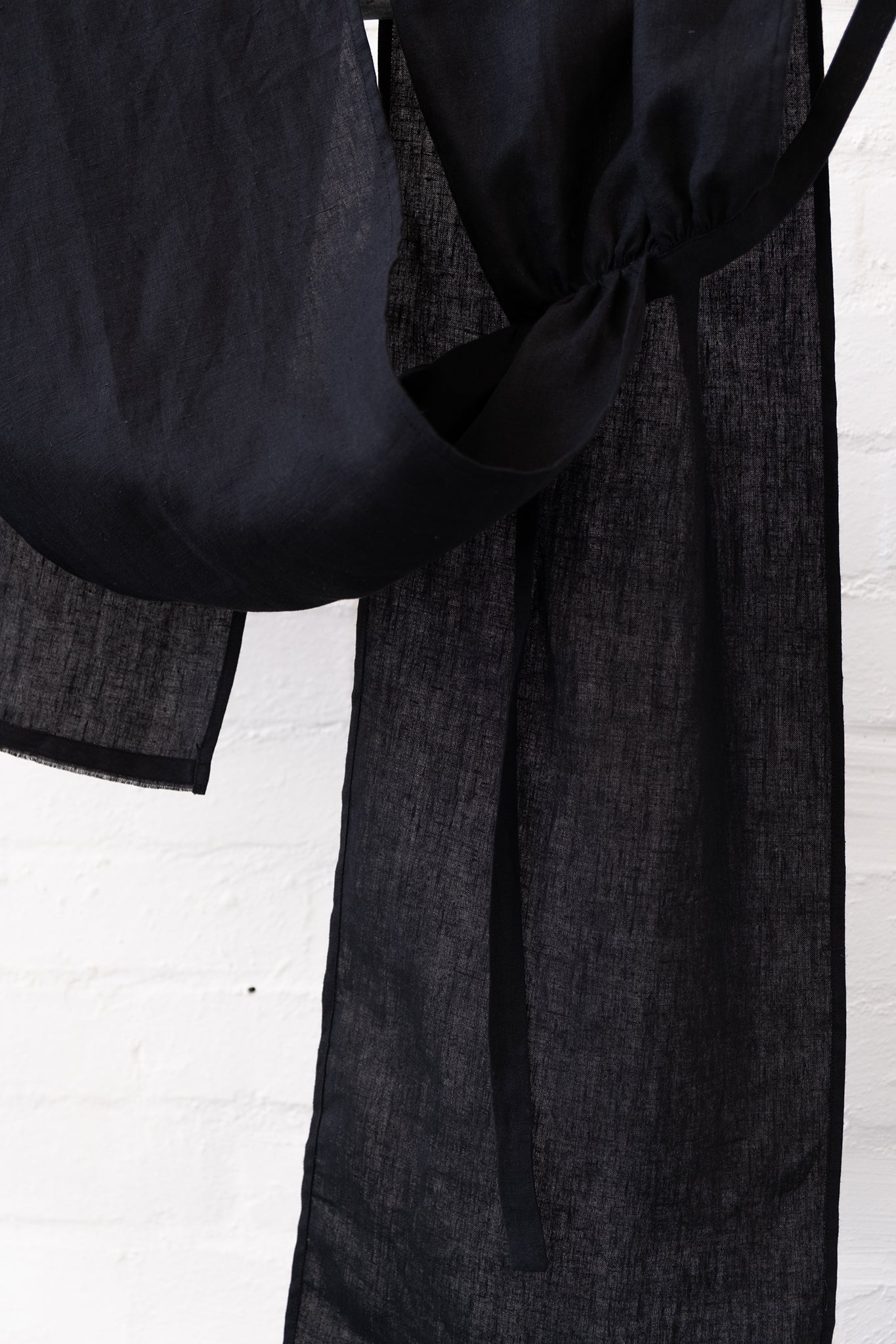 Red Line - The Styling Piece Black in organic linen