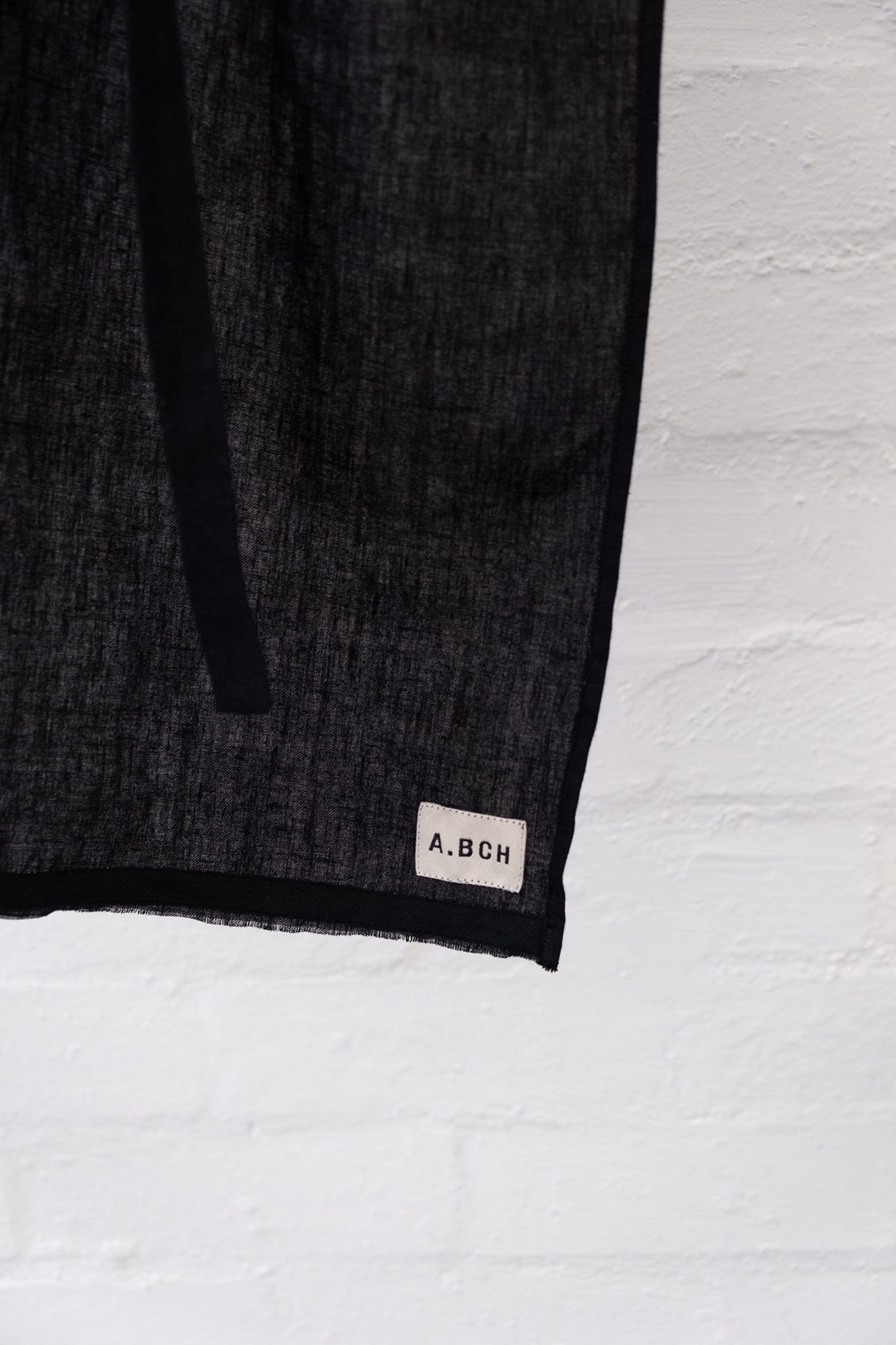 Red Line - The Styling Piece Black in organic linen
