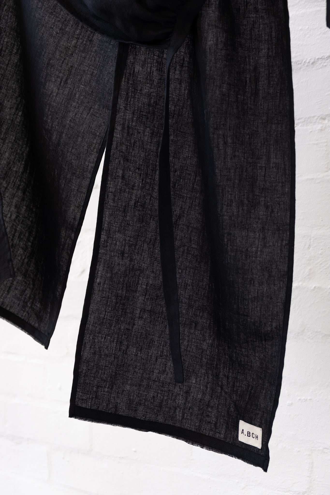 Red Line - The Styling Piece Black in organic linen