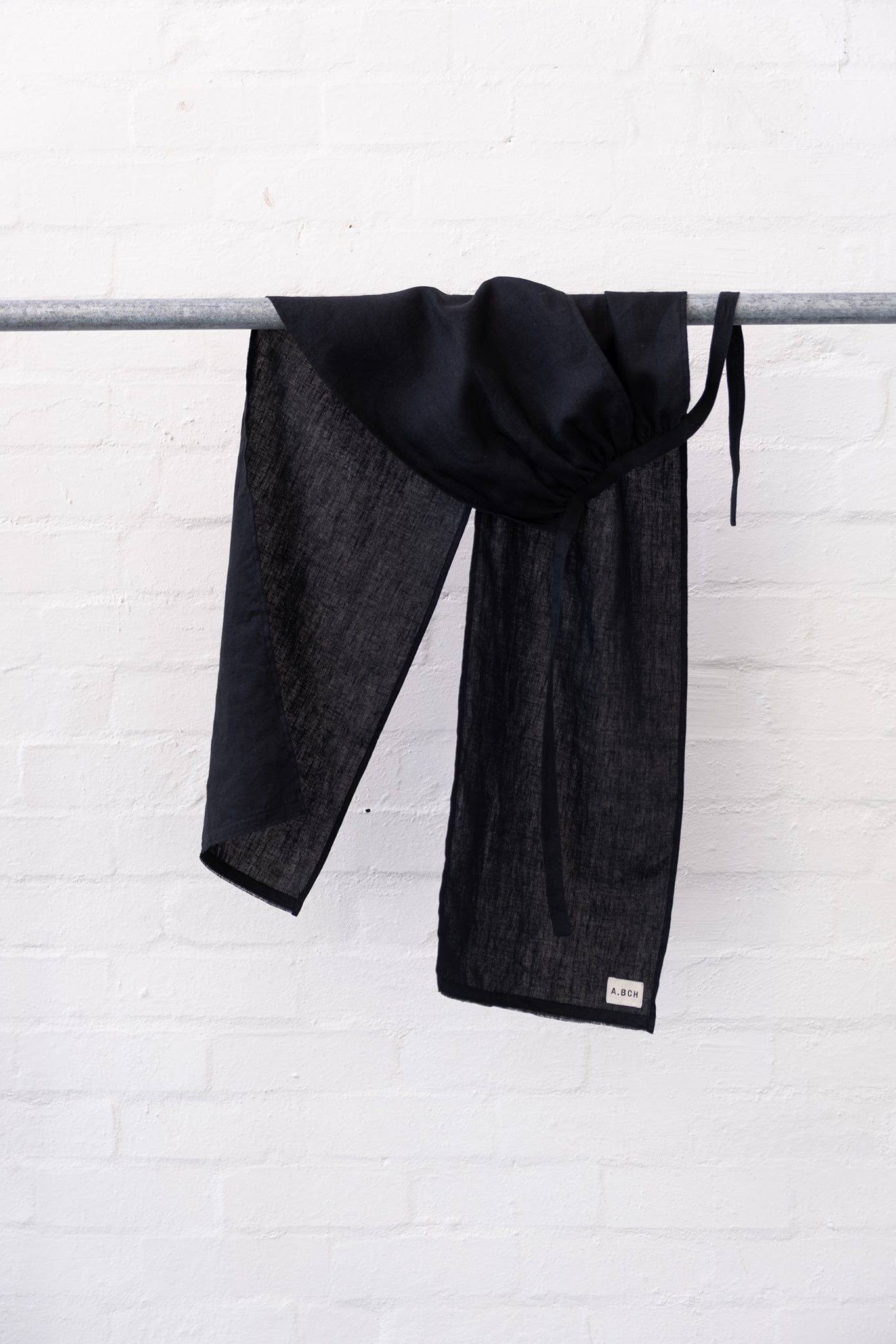 Red Line - The Styling Piece Black in organic linen